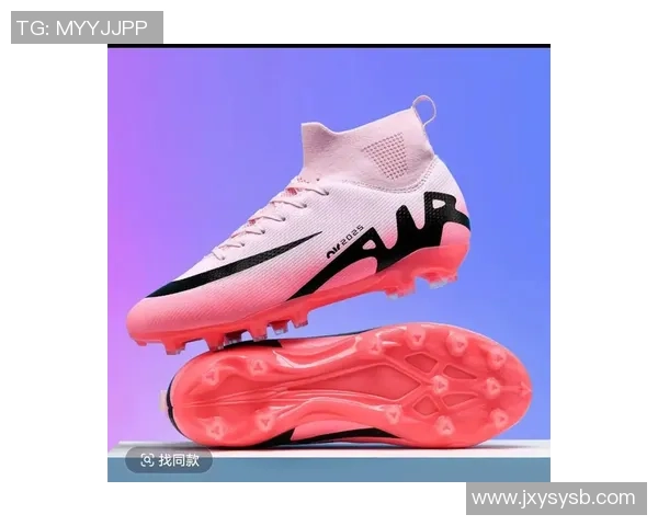 C罗同款足球鞋亮相引领潮流完美结合技术与时尚提升场上表现